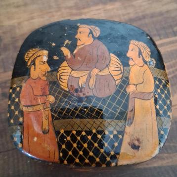 Vintage Perzisch lakdoosje beschikbaar voor biedingen