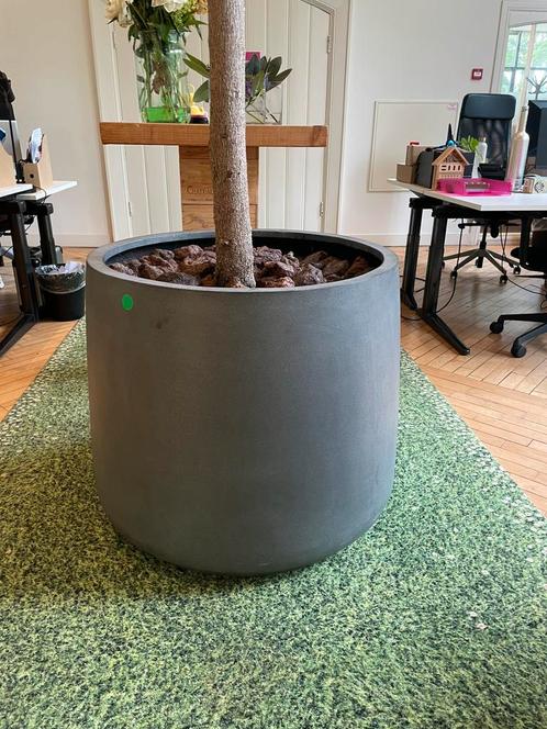 Grote Antraciete Bloempot 83 cm doorsnede – Incl. sierstenen, Tuin en Terras, Bloembakken en Plantenbakken, Zo goed als nieuw