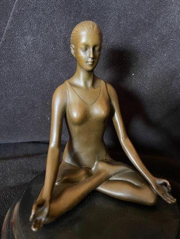 Bronzen mediterende dame/Yoga Paige/stempel zuiver brons beschikbaar voor biedingen