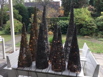 Kegel kerstboompjes met verlichting! beschikbaar voor biedingen