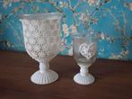 2 Brocante windlicht op voet, Huis en Inrichting, Ophalen of Verzenden, Zo goed als nieuw, Wit, Kandelaar