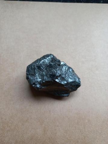 Glanzend Zwart Mineraal beschikbaar voor biedingen