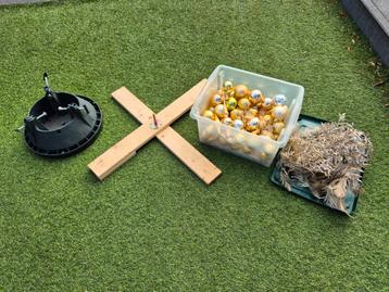 Kerst versiering, kerstballen, slingers, kerstboomstandaards beschikbaar voor biedingen