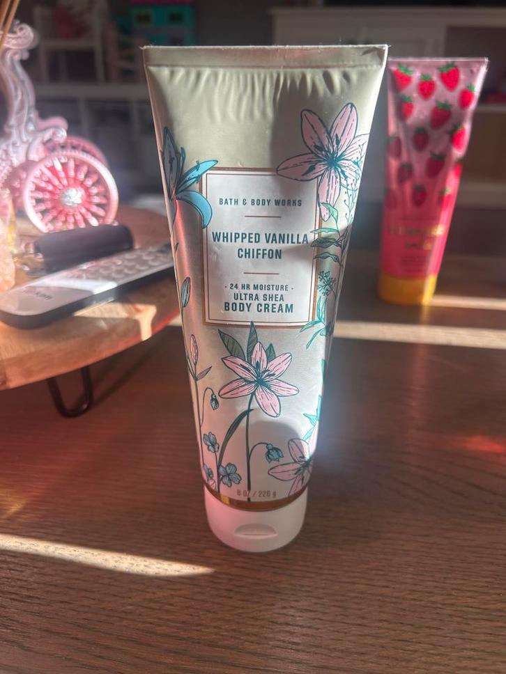 Bath & Body Works Whipped Vanilla Chiffon, Sieraden, Tassen en Uiterlijk, Uiterlijk | Lichaamsverzorging, Nieuw, Bodylotion, Crème of Olie