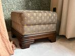 Vintage hocker / voetenbank met houten onderstel, Ophalen, Zo goed als nieuw, Vierkant, Stof