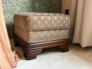 Vintage hocker / voetenbank met houten onderstel beschikbaar voor biedingen