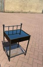 Nachtkastje zwart metaal met glazen plaat, Ophalen, Gebruikt, Metaal of Aluminium, 55 tot 70 cm