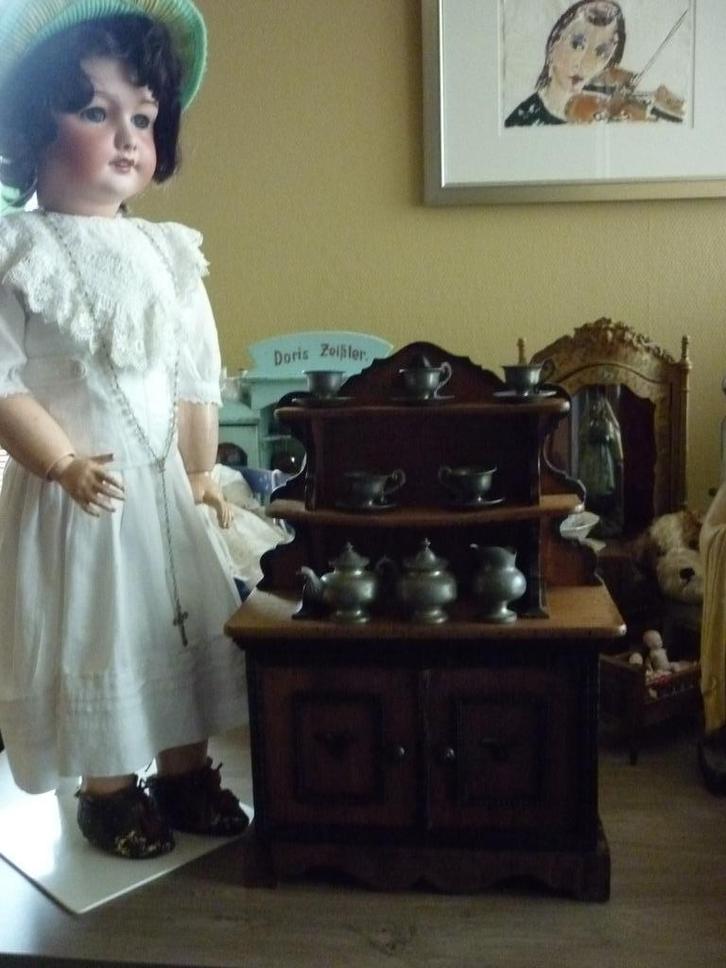Antiek poppenkastje met tinnen serviesje van rond 1900., Antiek en Kunst, Antiek | Speelgoed, Verzenden