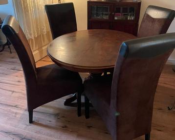 Robuuste eetkamertafel met 4 stoelen beschikbaar voor biedingen