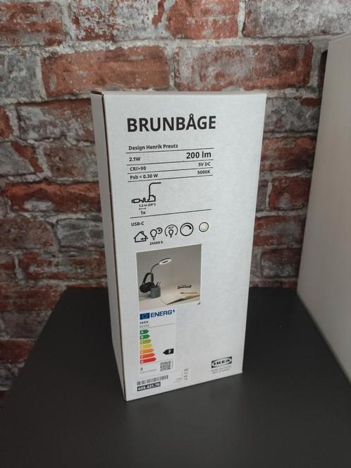 Nieuwe IKEA BRUNBÄGE Bureaulamp met USB-C, Huis en Inrichting, Lampen | Tafellampen, Nieuw, Minder dan 50 cm, Kunststof, Ophalen of Verzenden