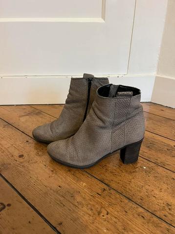 Via Vai enkellaarsjes grijs maat 39 nubuck in goede staat beschikbaar voor biedingen