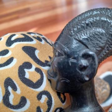 hand gemaakt houtsnijwerk beeldje uit Afrika beschikbaar voor biedingen