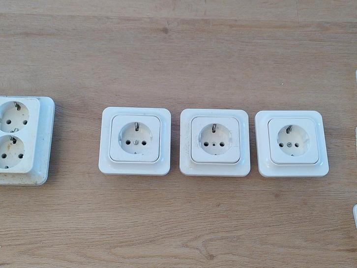 Merten Atelier Wit Stopcontacten, Doe-het-zelf en Verbouw, Elektra en Kabels, Gebruikt, Stopcontact, Ophalen of Verzenden