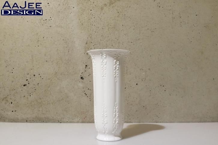 Goedewaagen – Witte vaas – Elegant reliëfpatroon, Huis en Inrichting, Woonaccessoires | Vazen, Zo goed als nieuw, Wit, Minder dan 50 cm