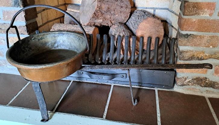 Antieke kookpot smeedijzer treeft rood koper pan onderzetter, Antiek en Kunst, Antiek | Overige Antiek, Verzenden