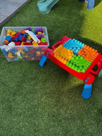 Mega Bloks bouwtafel en héél veel blokken beschikbaar voor biedingen