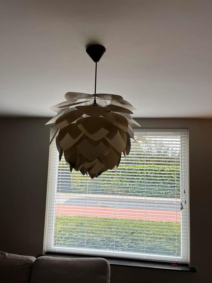 Mooie hanglamp in dennenappel vorm, Huis en Inrichting, Lampen | Hanglampen, Zo goed als nieuw, 50 tot 75 cm, Kunststof, Ophalen of Verzenden
