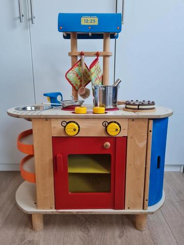 Houten speelkeuken met veel accessoires. beschikbaar voor biedingen