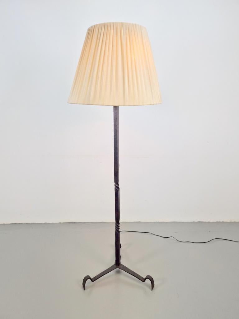 Vintage brutalist smeedijzeren vloerlamp tripod ´50 France, N, Ophalen of Verzenden, Zo goed als nieuw, N