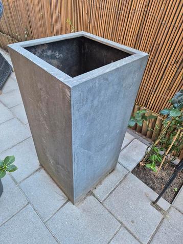Hoge zinken plantenbak beschikbaar voor biedingen