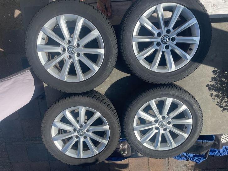 Winterbanden + VW-velgen + bijpassende hoezen, Auto-onderdelen, Banden en Velgen, Velg(en), Winterbanden, 17 inch, 215 mm, Personenwagen