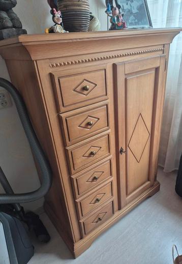 Houten kast met lades beschikbaar voor biedingen