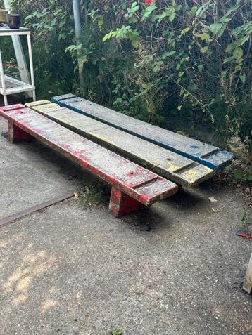 Vintage betonnen bankjes beschikbaar voor biedingen