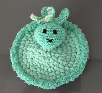 Nieuwe super zachte mint-groen konijnknuffel. beschikbaar voor biedingen