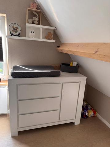 Complete kinderkamer, commode, ledikant, kledingkast en box beschikbaar voor biedingen
