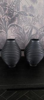 Twee zwarte Knibbeler vazen, Ophalen of Verzenden, Zo goed als nieuw, Zwart, Minder dan 50 cm