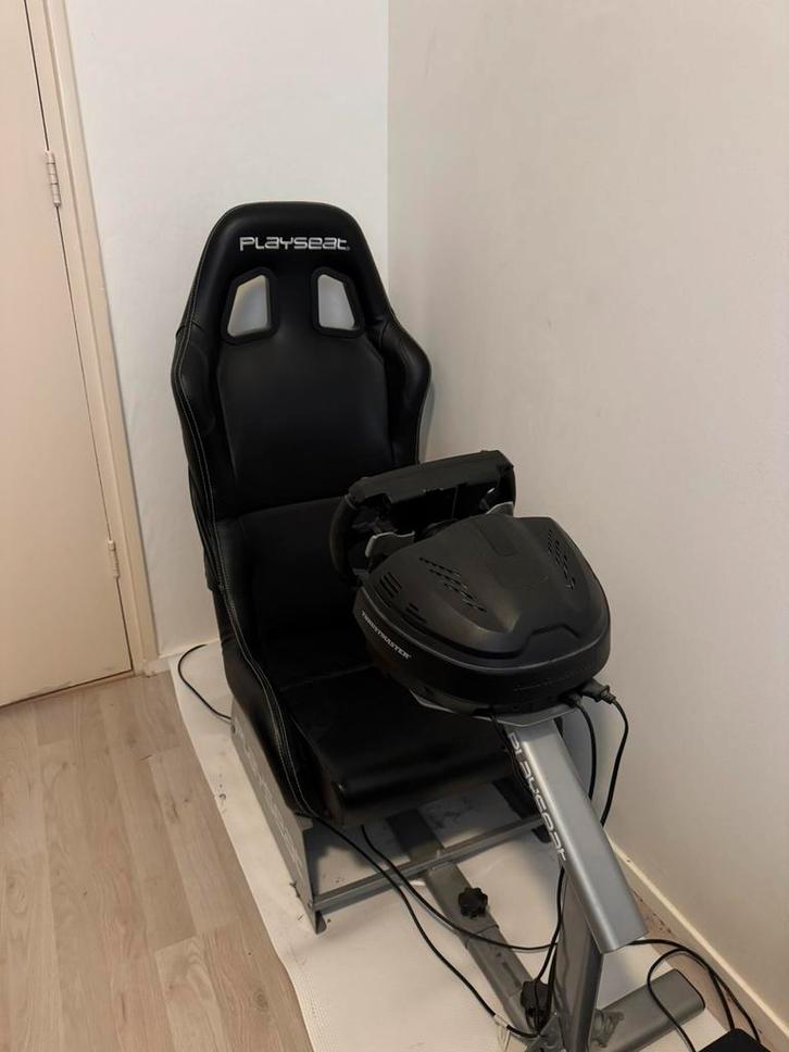 Playseat + Trustmaster T300, Spelcomputers en Games, Spelcomputers | Sony PlayStation Consoles | Accessoires, Zo goed als nieuw