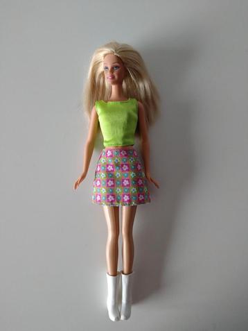 Blonde Barbie mattel pop 2003 chic met vrolijke outfit