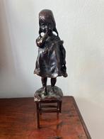 Bronzen meisje op stoel (defect aan voet), Ophalen of Verzenden