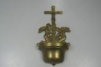 Mooie grote messing wijwaterbak met engelen en crucifix., Antiek en Kunst, Antiek | Religie, Ophalen of Verzenden