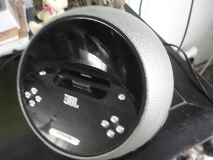 SPEAKER DOCK  VAN JBL   AM/FM RADIO/ IPOD  (klein defeckt, Audio, Tv en Foto, Luidsprekers, Gebruikt, Center speaker, Minder dan 60 watt
