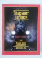 Hardcover boek "Daar komt de trein", Hobby en Vrije tijd, Modeltreinen | H0, Overige merken, Gelijkstroom of Wisselstroom, Boek, Tijdschrift of Catalogus