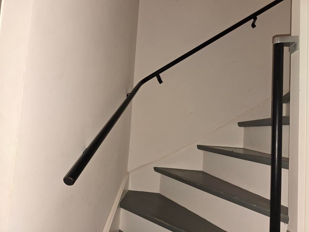 2 Stalen Trapleuningen Rechtsdraaiend - incl. Raamuitsparing, Ophalen of Verzenden, Gebruikt, Trap, 2 tot 4 meter