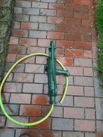 Zwengelpomp als deco klein vijrerpompje er achter dan loopt, Ophalen, Gebruikt, Tuinslang