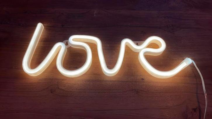 Neon Love verlichting, Huis en Inrichting, Lampen | Wandlampen, Zo goed als nieuw, Ophalen of Verzenden