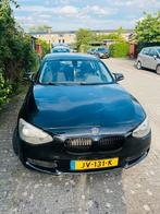 BMW 1-Serie 116I 100KW 5DR 2011 Zwart, Auto's, 65 €/maand, 4 cilinders, Zwart, 1200 kg