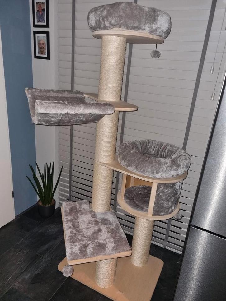 Grote stevige krabpaal 175 H X 105 B x 90 D in nw staat!, Dieren en Toebehoren, Krabmeubelen, Nieuw, Krabpaal, Ophalen