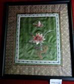 CHINEES * GEBORDUURD ZIJDEN KUNSTWERK * In Lijst *, Antiek en Kunst, Verzenden