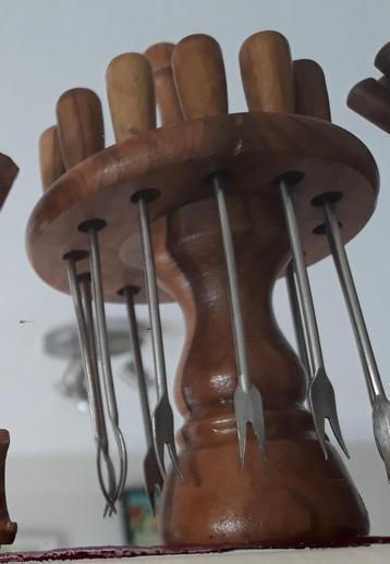 Mooie vintage houten houder met houten cocktailprikkers beschikbaar voor biedingen