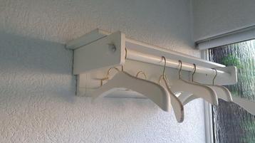 wand hang kapstok hout wit met hangers beschikbaar voor biedingen