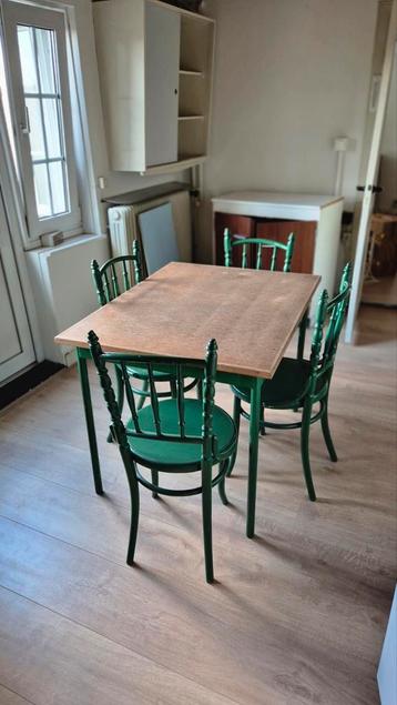 Tafel met 4 stoel  beschikbaar voor biedingen