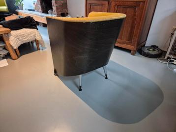 Set kleurrijke fauteuils stoelen beschikbaar voor biedingen