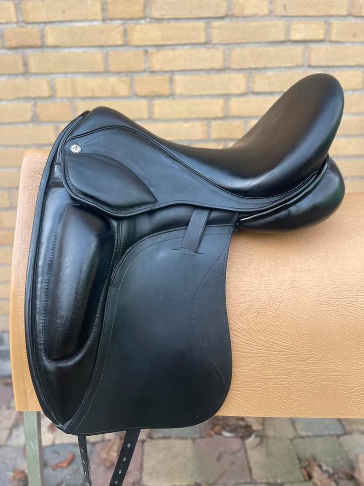 Anatomica cygnus c-line 17,5/3 met lak! (gratis pasconsult), Dieren en Toebehoren, Paarden en Pony's | Zadels, Gebruikt, Dressuur