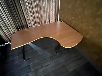 GRATIS Ahrend  bureau, in hoogte verstelbaar.Staat in Uden