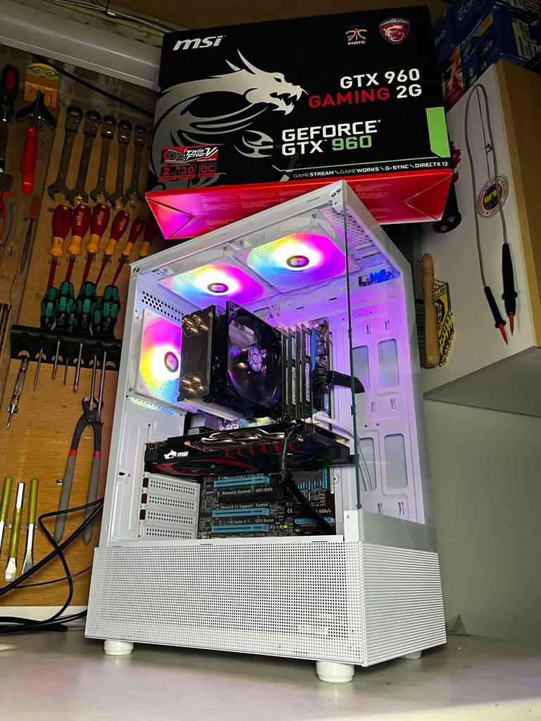 Weinig gebruikte gaming setup, Met monitor, Gebruikt, Ophalen of Verzenden, Gaming