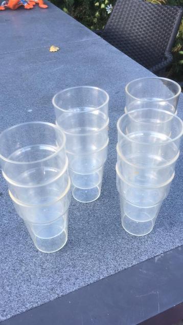 12 plastic bekertjes beschikbaar voor biedingen